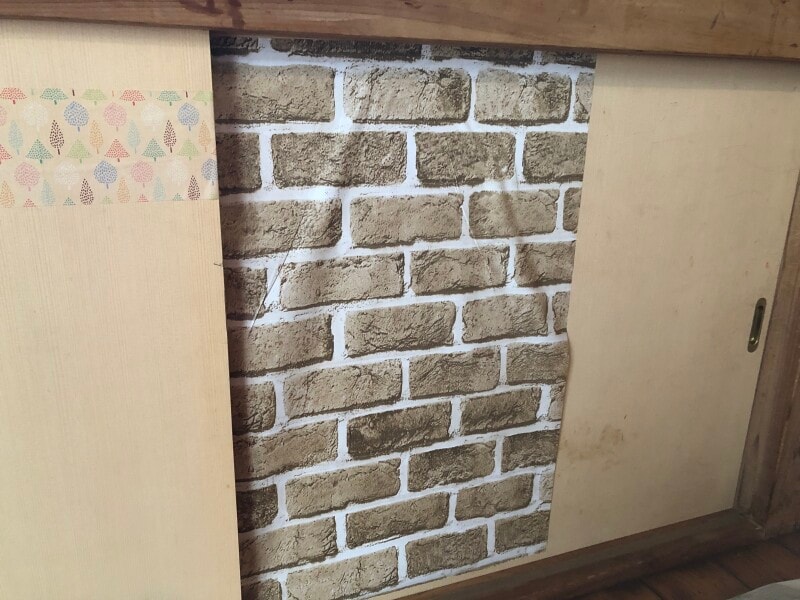 引き戸の一部に「リメイクシート　レンガ」を貼ってみた