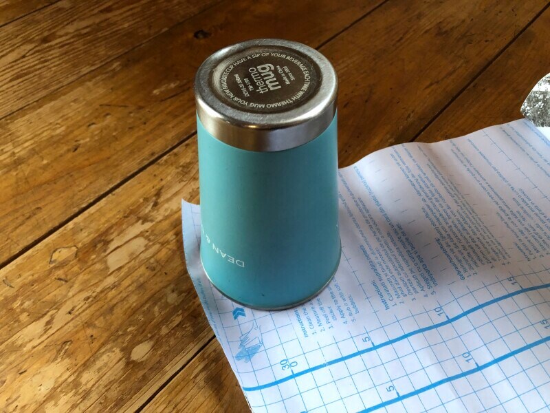 丸くカットする場合には、コップなどを使うと便利