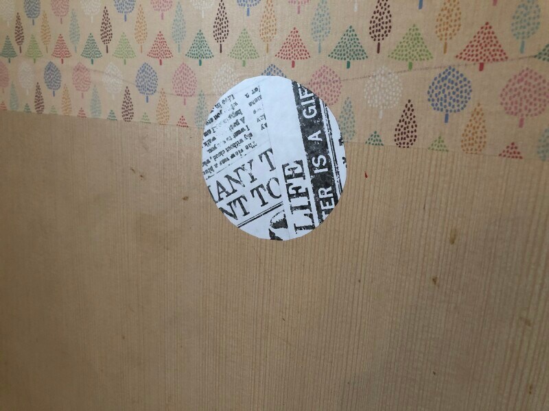 カットした「リメイクシート　英文字」を汚れの上から貼る