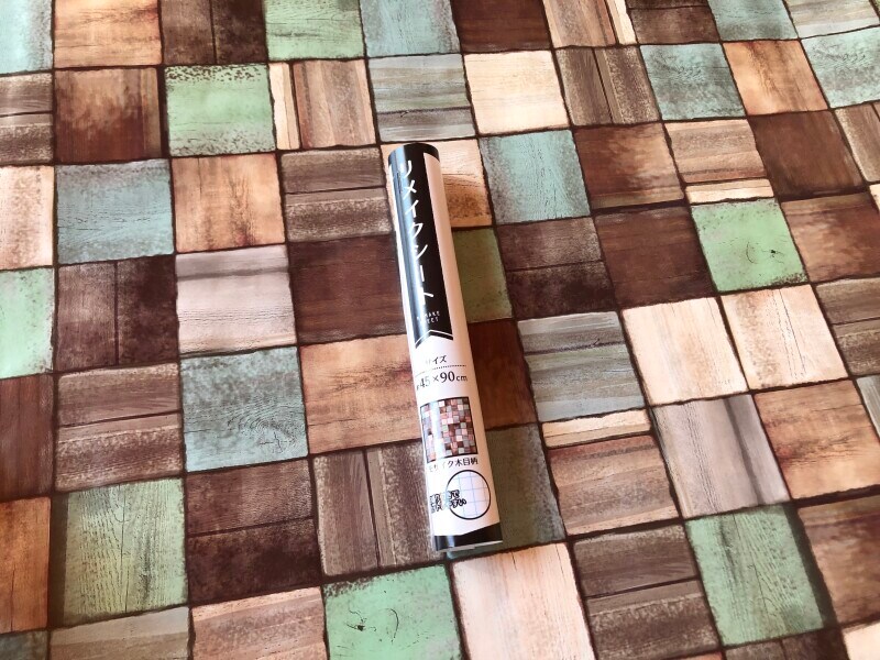 セリアの「リメイクシート　モザイク木目柄」