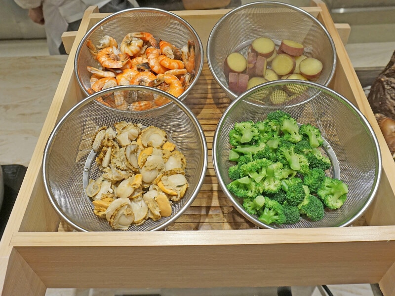 「地獄蒸し」をイメージした蒸し料理