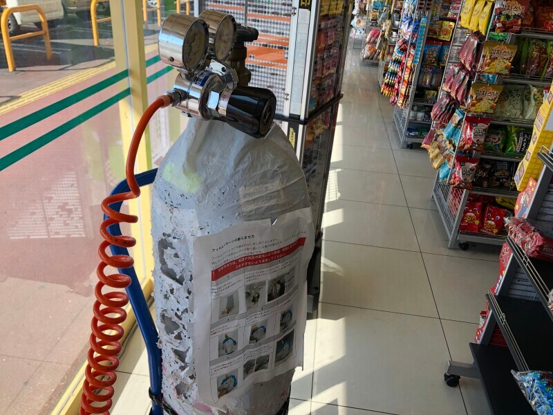 店内にガスボンベがあれば、ヘリウムガスを入れることができる