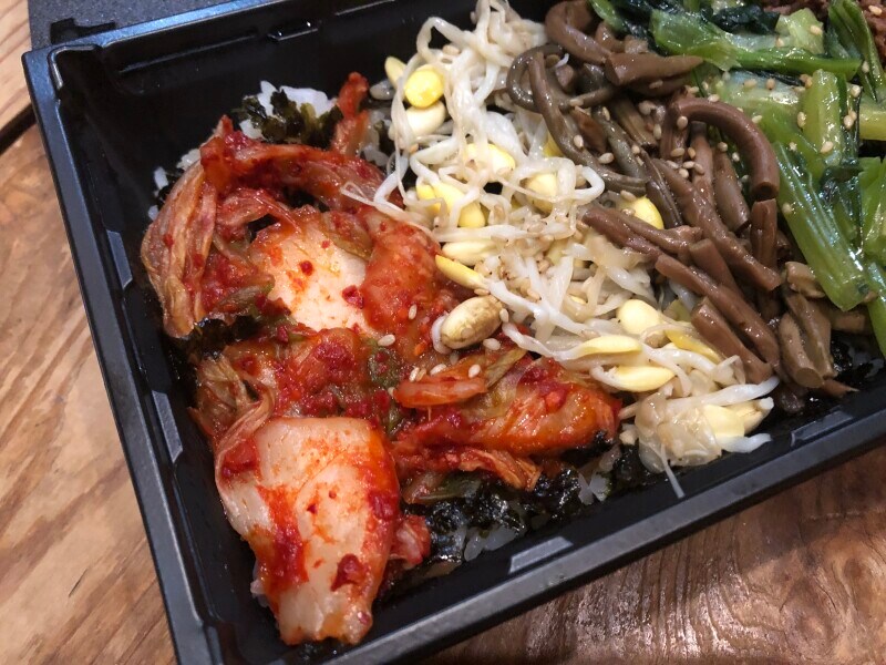 牛角のテイクアウト「野菜たっぷり ビビンバ弁当」のキムチやナムル