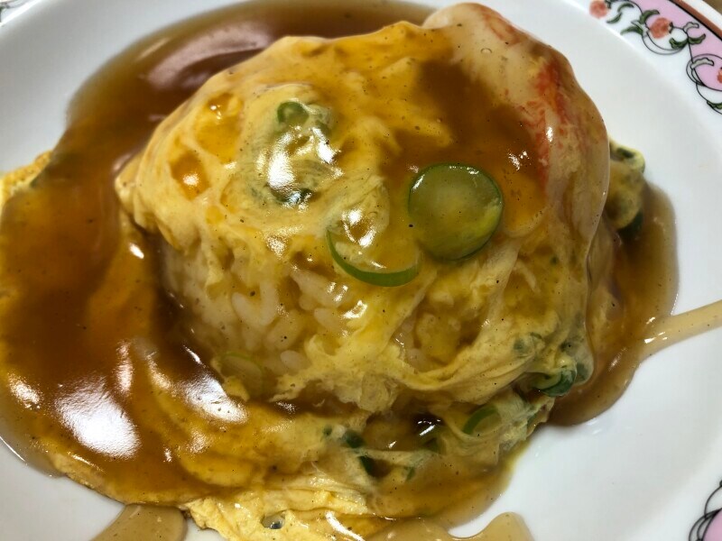 「天津飯セット」の天津飯。タレがたっぷり