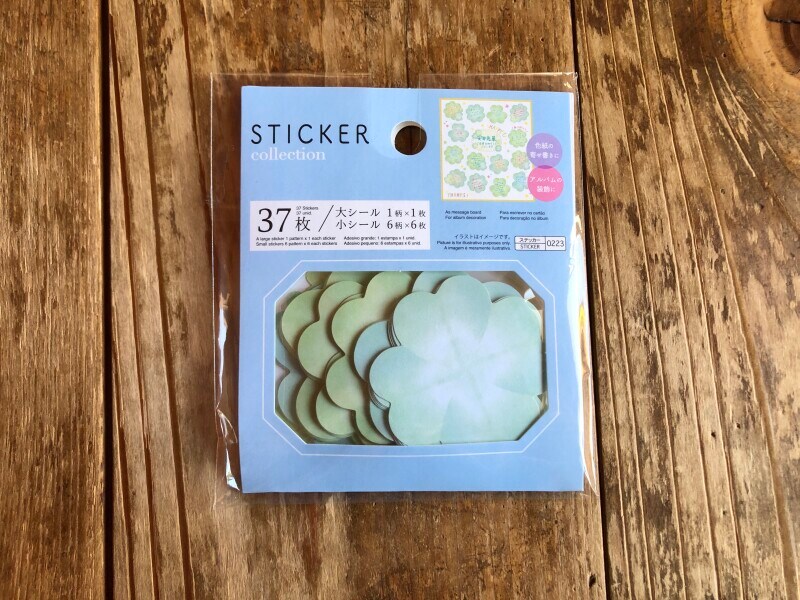 ダイソーの「フレークシール（クローバー）」