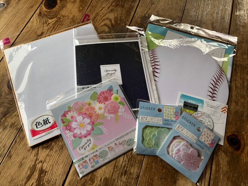ダイソーのおすすめ色紙や色紙ケース、フレークシール