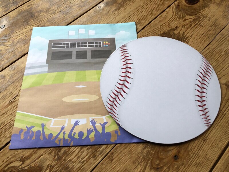 ボールの形をした色紙とグランドが描かれた封筒