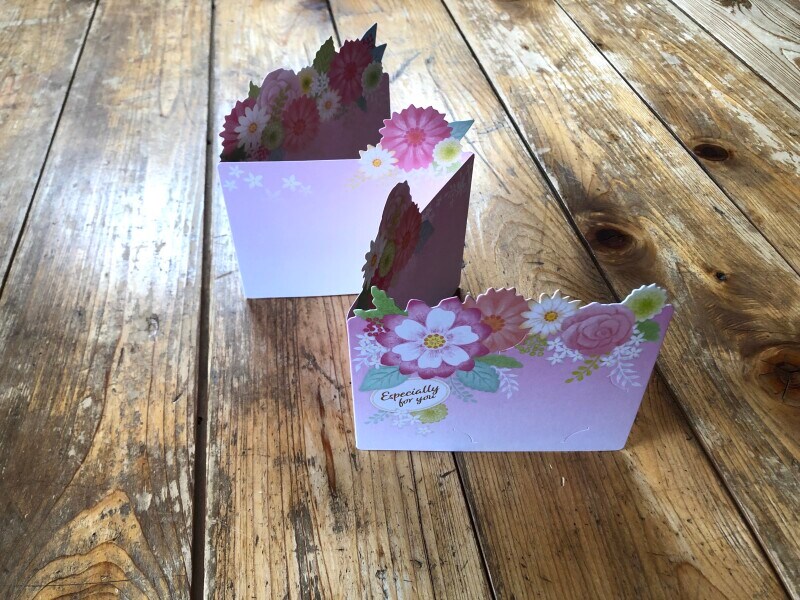 「色紙（じゃばら型、フラワー）」は立てることができる