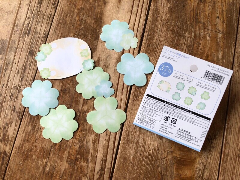 「フレークシール（クローバー）」 は大きなシール1枚、小さなシーツが6柄入っている