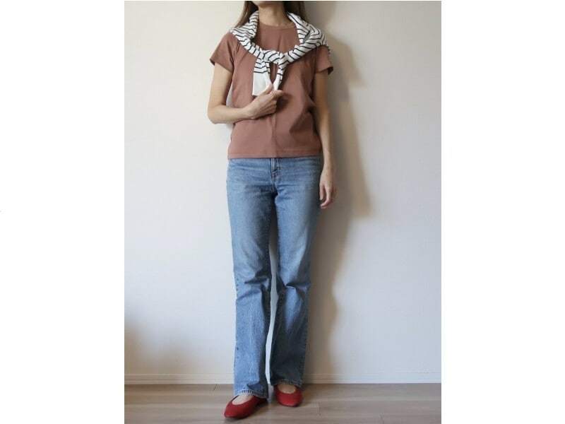 前を開けて羽織るほかにも、肩に巻いてアクセントに