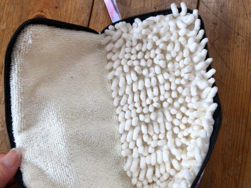 内側にポリエステルの生地が付いている