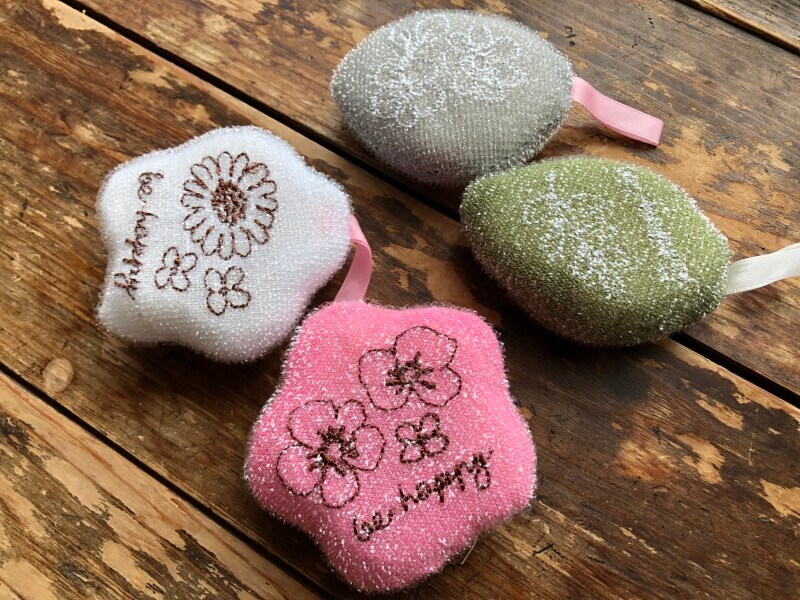 可愛らしい形の「キラキラキッチンスポンジ」