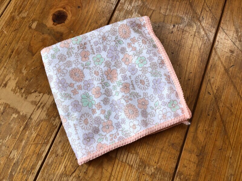 細かい花柄が可愛い！スリーピーの「マイクロキッチンクロス」