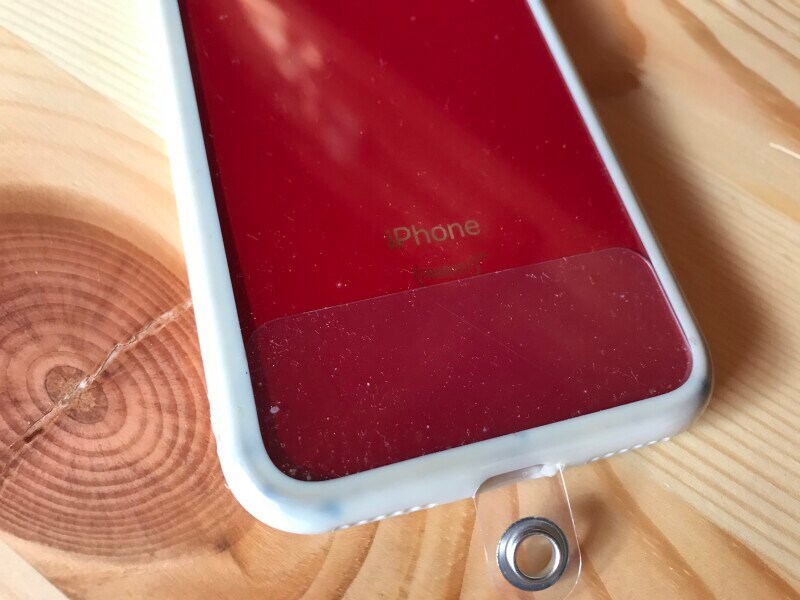 スマホカバーの充電ケーブル穴に、シートの凸部分を入れる