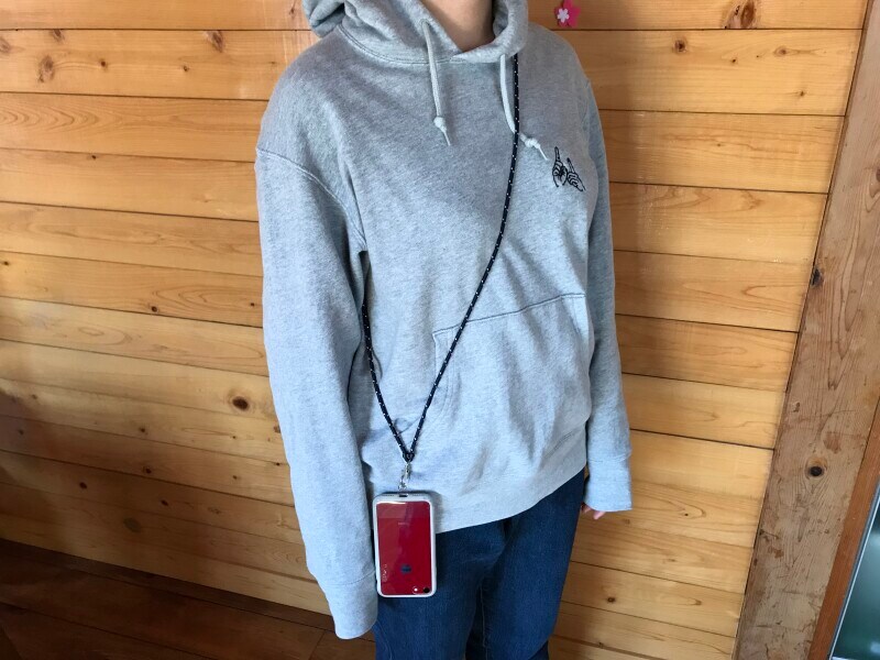 ダイソーの「スマホ用ショルダーストラップ」は斜めがけができる長さ