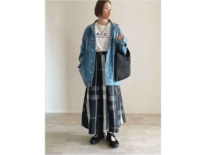 大きなチェックが目をひくスカートに合わせてスポーツミックスコーデ 出典:WEAR
