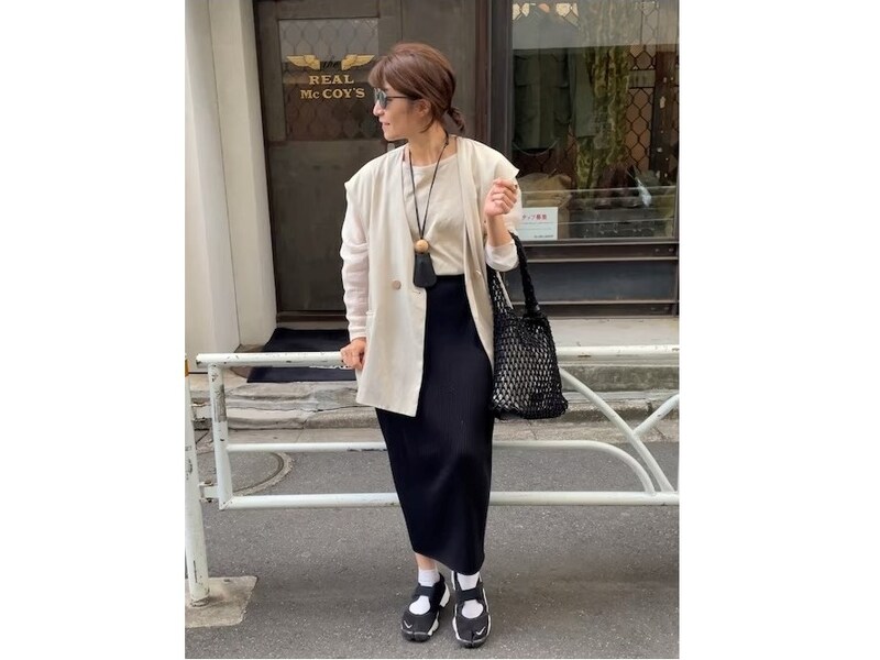 トレンドのベストにタイト寄りのスカートでスタイリッシュに 出典:WEAR