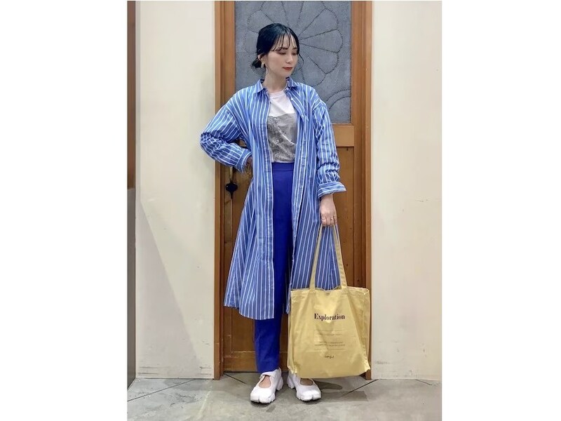 ブルーがメインのカラーコーデの足もとにもすんなりなじむ 出典:WEAR