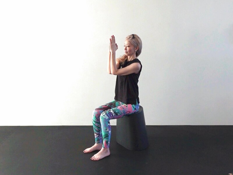 1:両肘を胸の前で付ける。肩に力が入らないように注意しましょう。