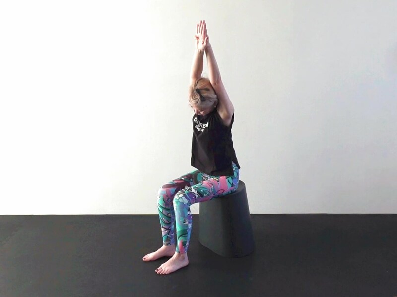 6:両腕を左右に揺らして脇腹、脇の下を伸ばす。