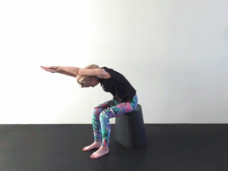 7:腕を大きく前に後ろに、回すなどして、上半身をほぐす。