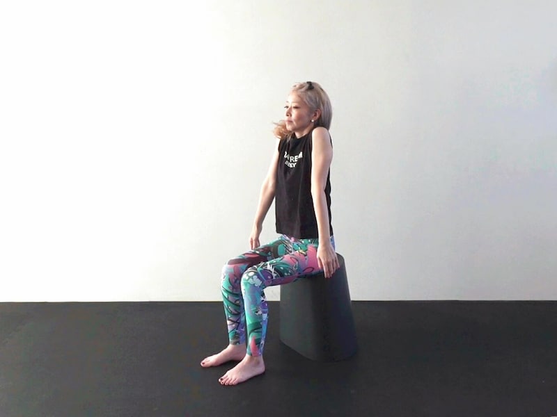 8:肩と耳をギュッと近づける。