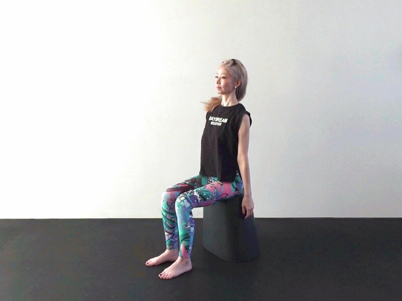 9:ストンと肩の力を抜き肩を下げる。(下制)