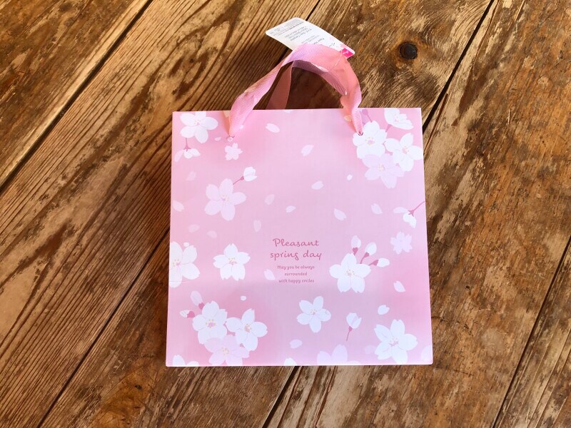 ダイソーの「ペーパーバッグ　さくら」