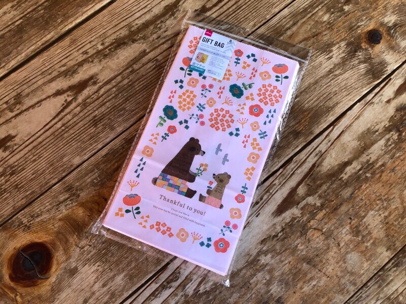 ダイソーの紙袋「マチ付ギフトバッグ（ほっこり、23.5cm×13cm×8cm）」