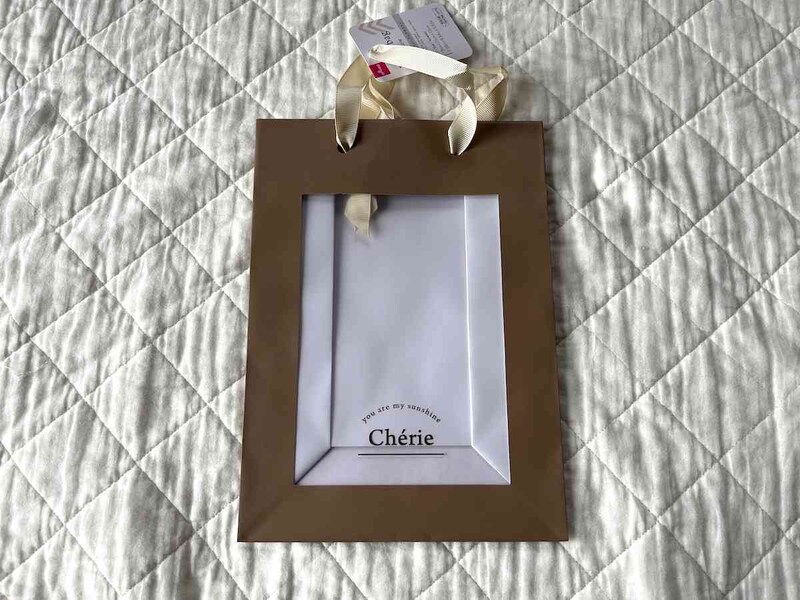 ダイソーの「窓付き紙袋（シンプルテキスト、ライトグレー）」