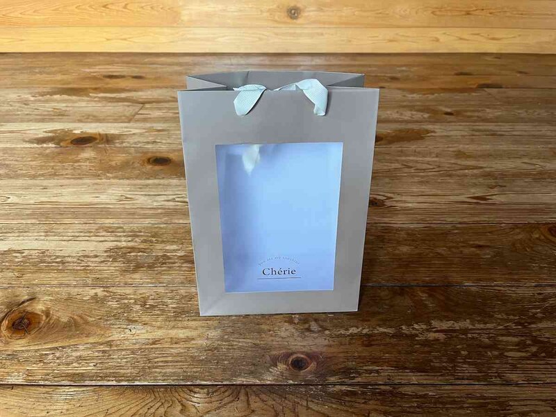 ダイソーの「窓付き紙袋（シンプルテキスト、ライトグレー）」は中身をほんのり見せることができる