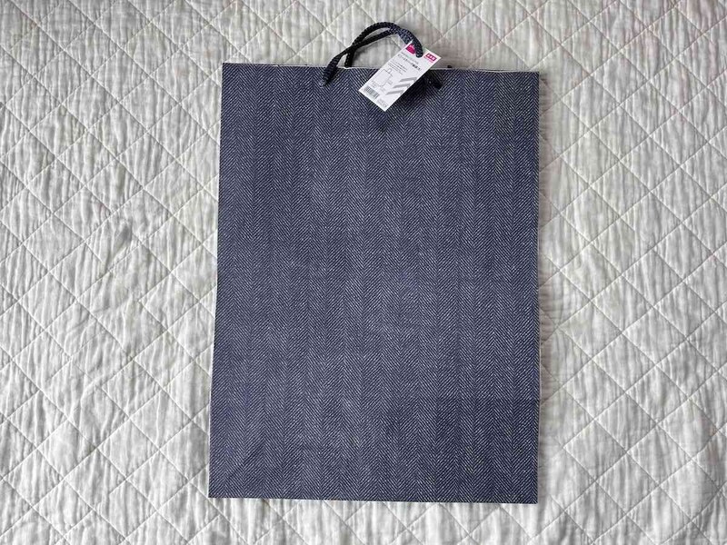 ダイソーの「ビニールカバー付紙袋（大）モノトーンチェック」