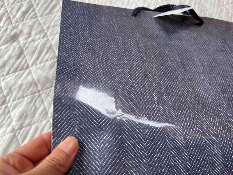 ダイソーの「ビニールカバー付紙袋（大）モノトーンチェック」は雨が降っても安心できる