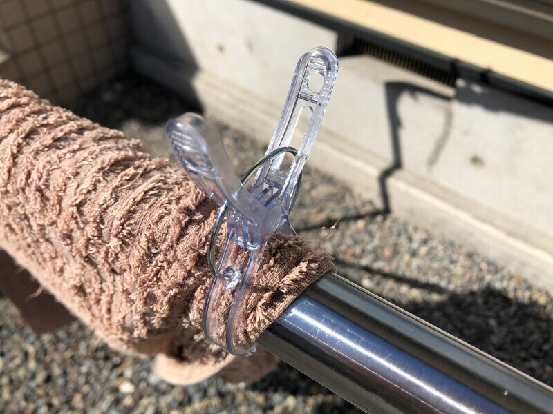 セリアの洗濯バサミ「ポリカーボネートシングル竿ピンチ」は竿にフィットする
