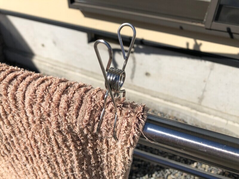 セリアの「ステンレス竿フィット　ピンチ2P」は先端が膨らんでいるので竿にフィットする