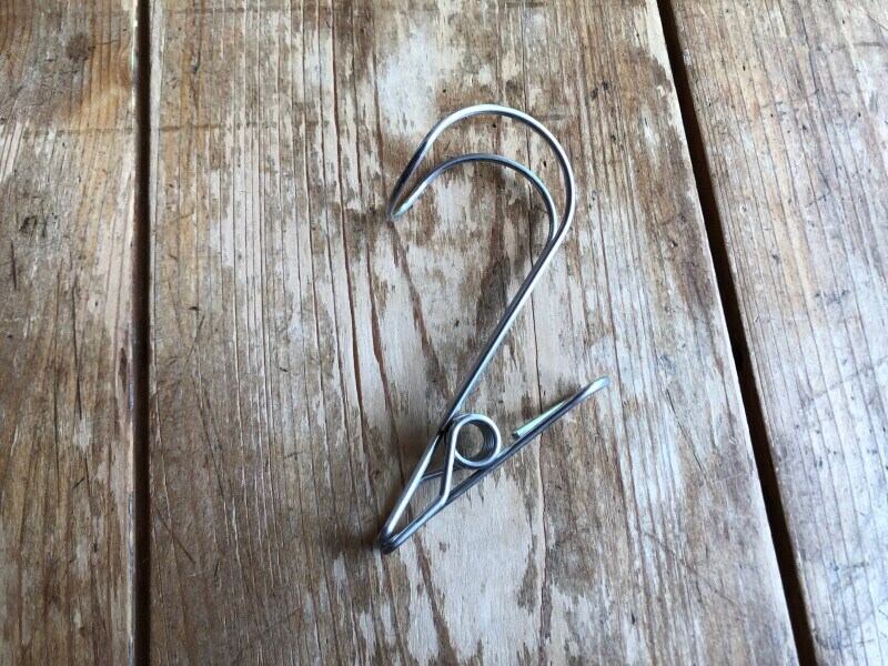 フックは、竿にひっかけられるくらいの幅がある