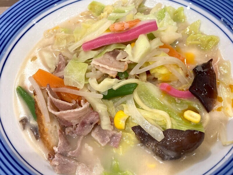 野菜たっぷり、マイルドなスープともちもち食感の麺