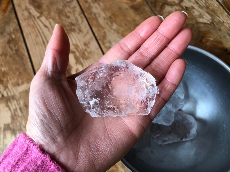 業務スーパーの「純氷 オーロラアイス 2kg」のサイズは大きめ