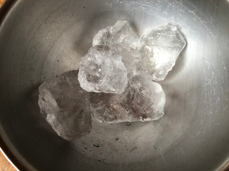 業務スーパーの「純氷 オーロラアイス 2kg」は1つ1つのサイズはバラバラ