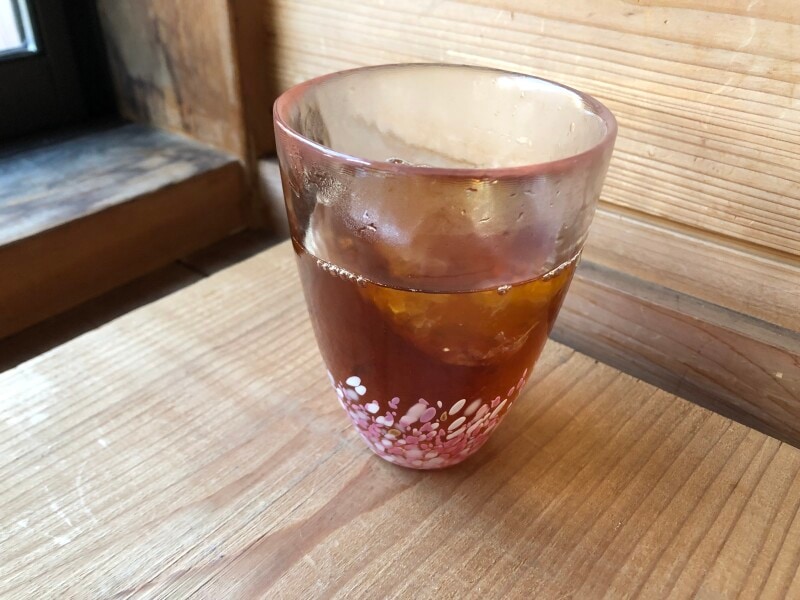 業務スーパーの「純氷 オーロラアイス 2kg」を入れたアイスコーヒー