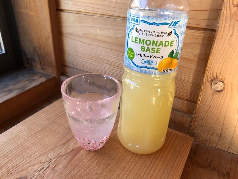 業務スーパーの「レモネードベース」に「純氷 オーロラアイス 2kg」を入れる