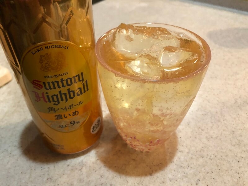 市販のハイボールに「純氷 オーロラアイス 2kg」を入れる