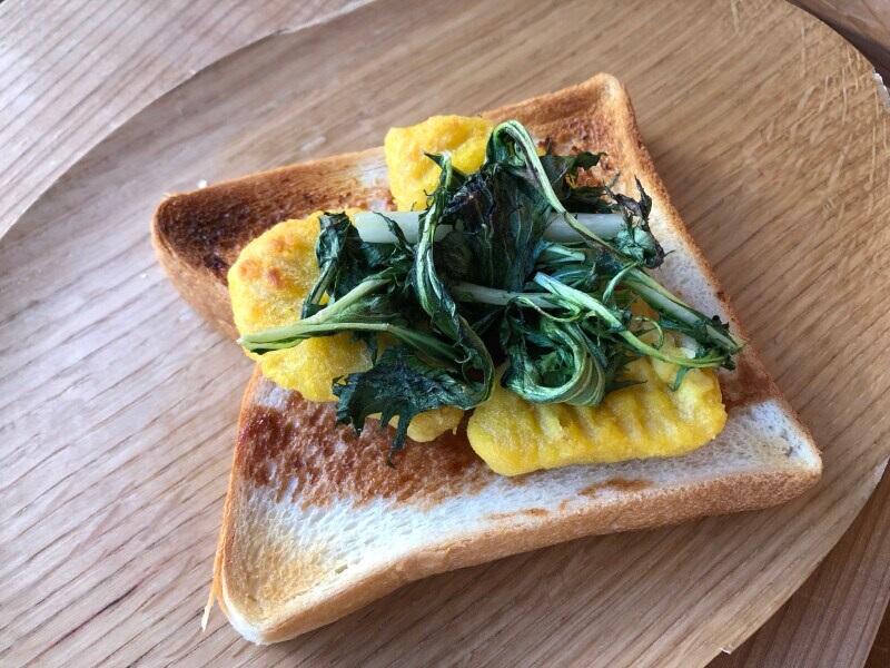 業務スーパーの「バーベキューソース」とチキンナゲット、水菜を使用したトースト