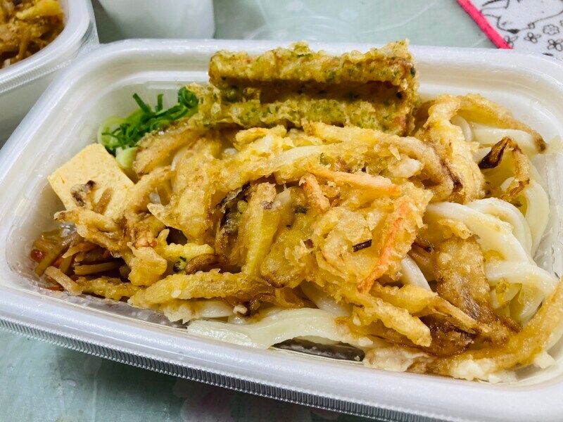 天ぷらたっぷり！定番うどん弁当