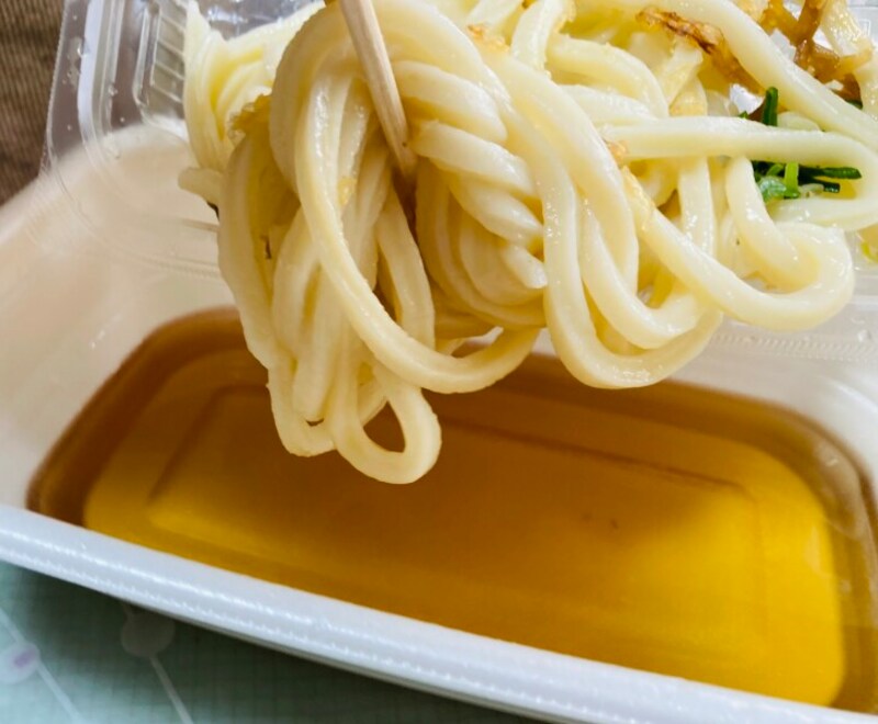 うどん、だし汁、天ぷらがわかれています