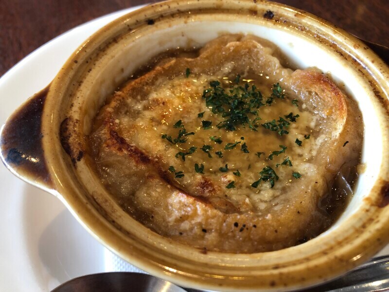 熱々のロイヤルホストの「ロイヤルのオニオングラタンスープ」