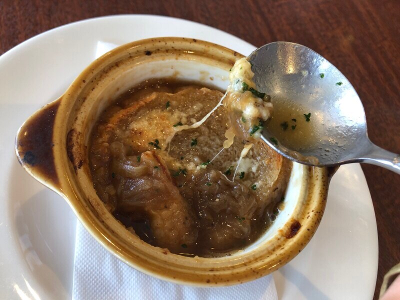 とろりとした、ロイヤルホストの「ロイヤルのオニオングラタンスープ」のチーズ