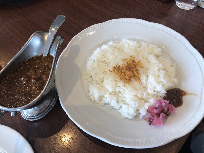 ロイヤルホストの「ビーフジャワカレー」はカレーとライスが別になっている