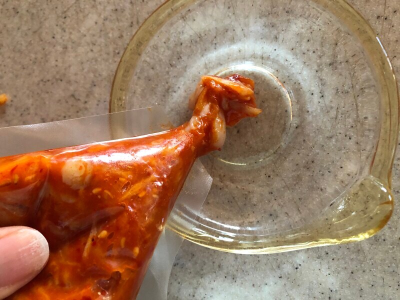 業務スーパーの冷凍「タラチャンジャ」は、パッケージの先端を切って少量ずつ出せる