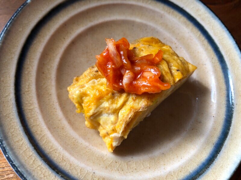 業務スーパーの「タラチャンジャ」を卵焼きに乗せるだけ